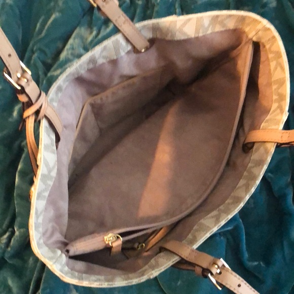 🇺🇸❤️Sale❤️🇺🇸. Micheal Kors Purse - Picture 3 of 4